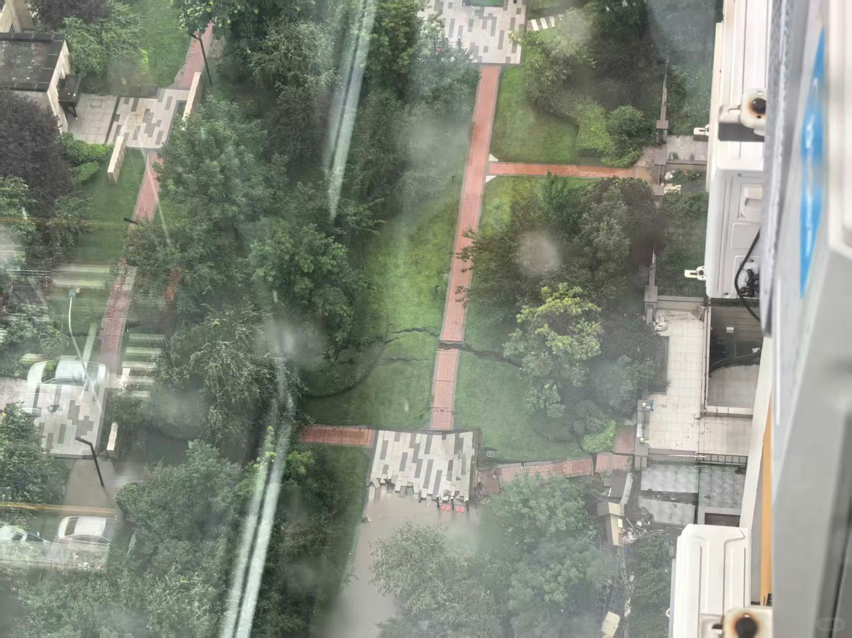 沈阳美的时代城小区地库塌陷现场