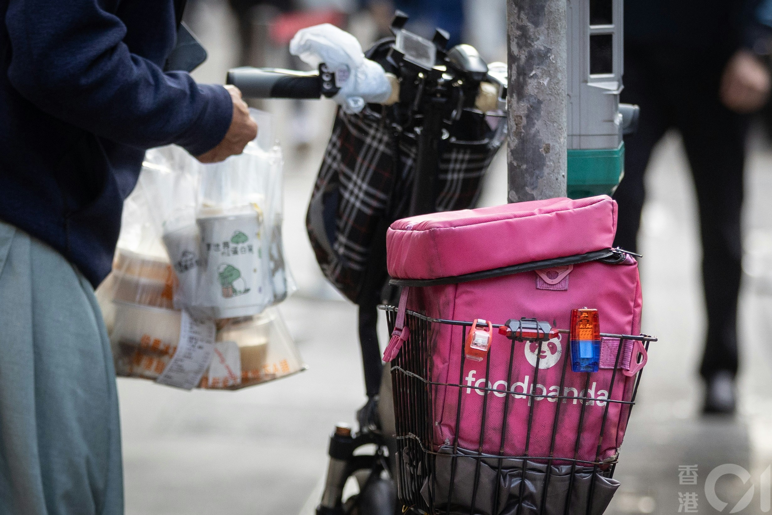 户户送(Deliveroo)3月10日宣布撤出香港,现有用户及送递员将被“导向”至foodpanda,后者料续占最大份额。(廖雁雄摄)