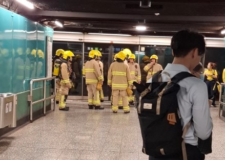 消防人员在鲗鱼涌站月台进行安全检查