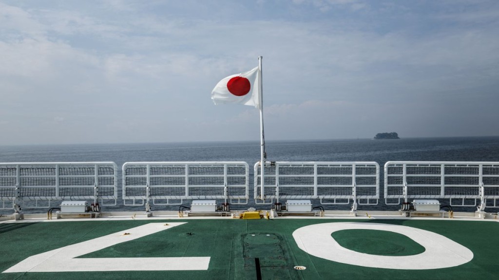 日本海上保安厅巡逻船为避台风而驶入台湾海峡