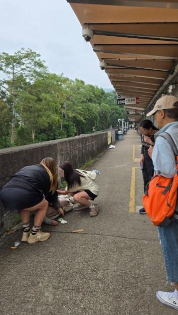 香港大榄隧道转车站乘客救助晕倒女子