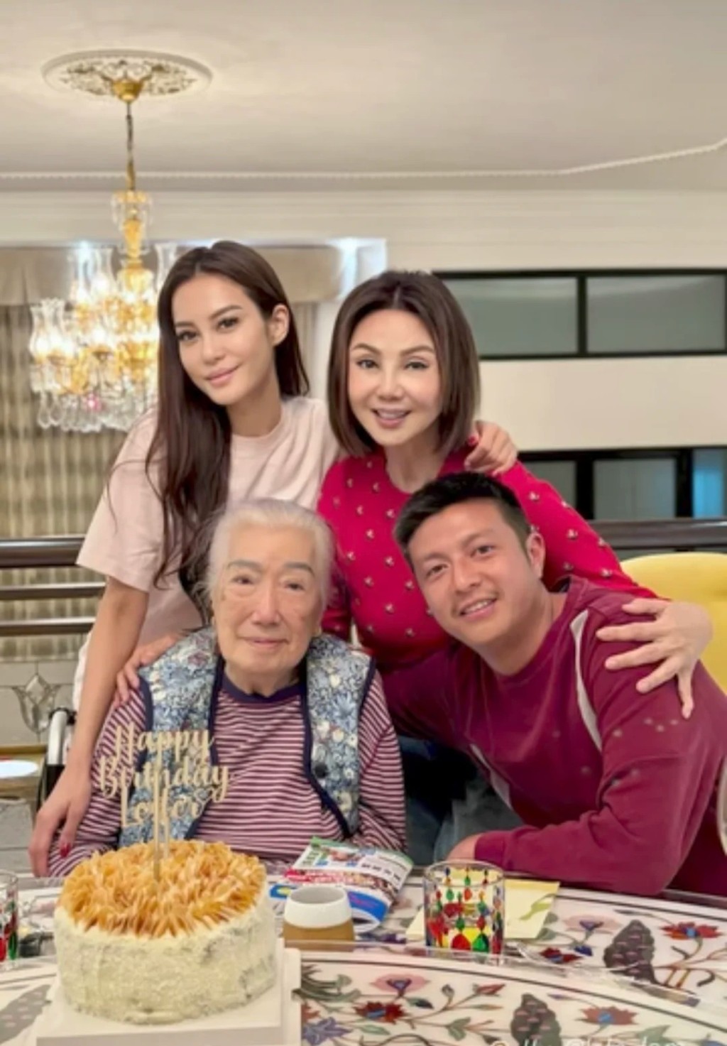 林孝贤以寸头造型亮相生日会