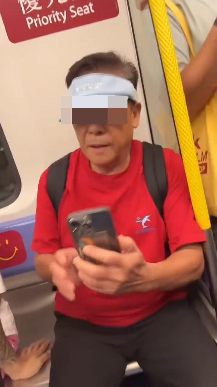 女童父亲与占座老伯对峙现场