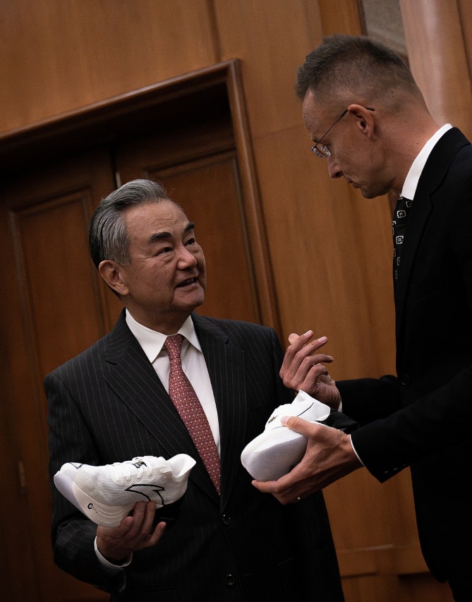 王毅向西雅尔多赠送国产跑鞋现场照片