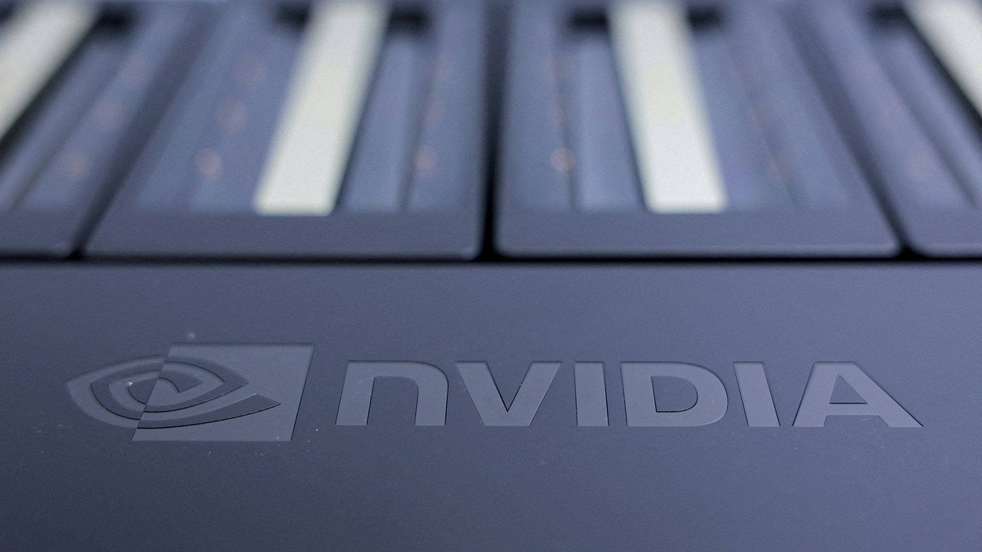 2024年6月4日，英伟达（Nvidia）Blackwell GPU在台湾台北举行的电脑展上展出。（Reuters）
