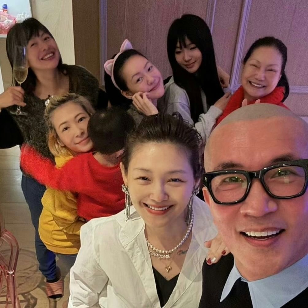 具俊晔与大S家人合影曝光
