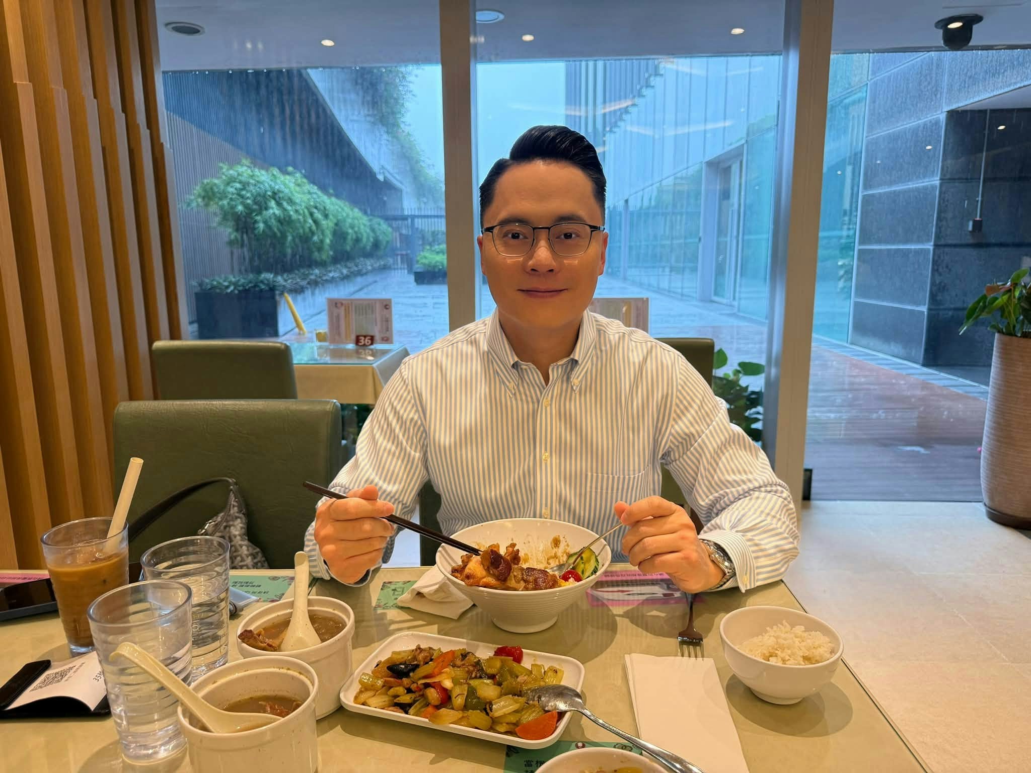 梁熙与餐厅工作人员亲切交谈