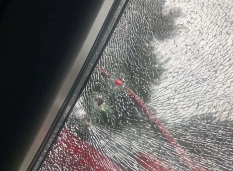 遭枪击车辆受损情况
