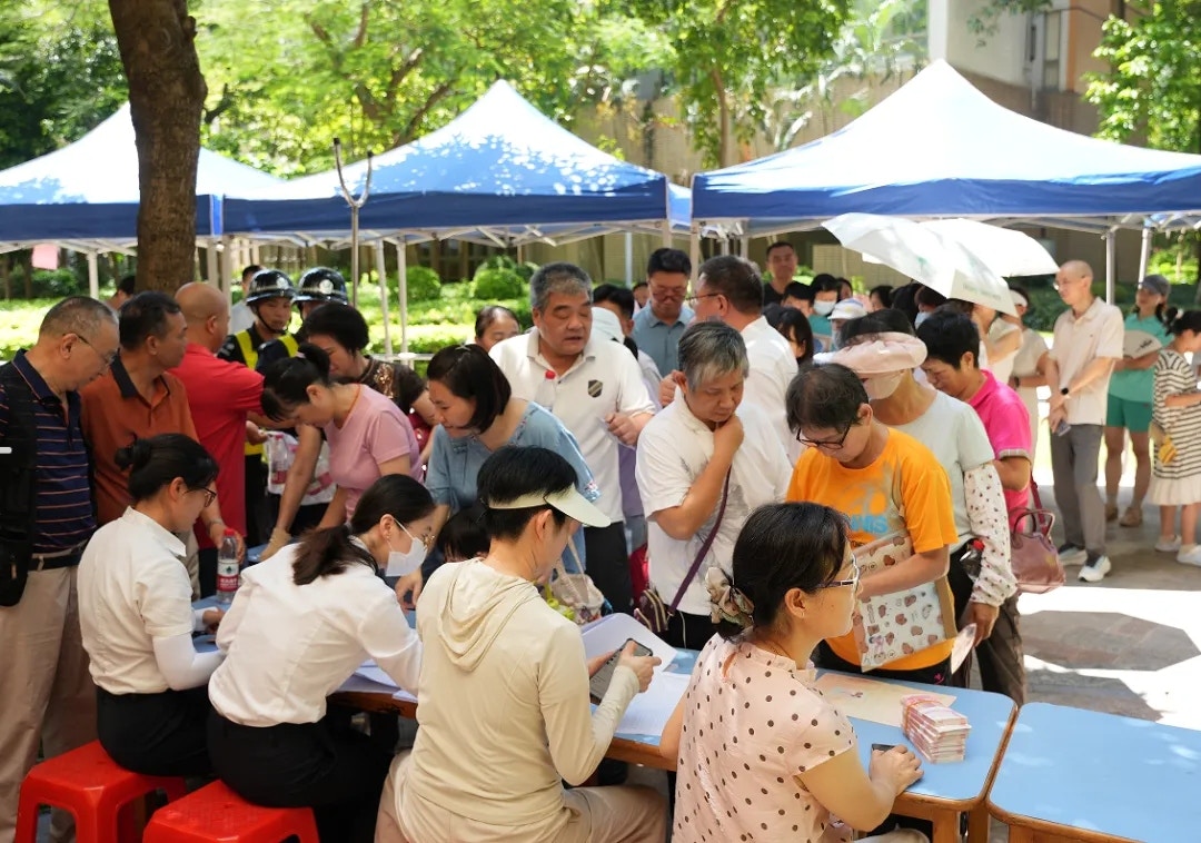 深业新岸线屋苑业主排队领取公共收益现金