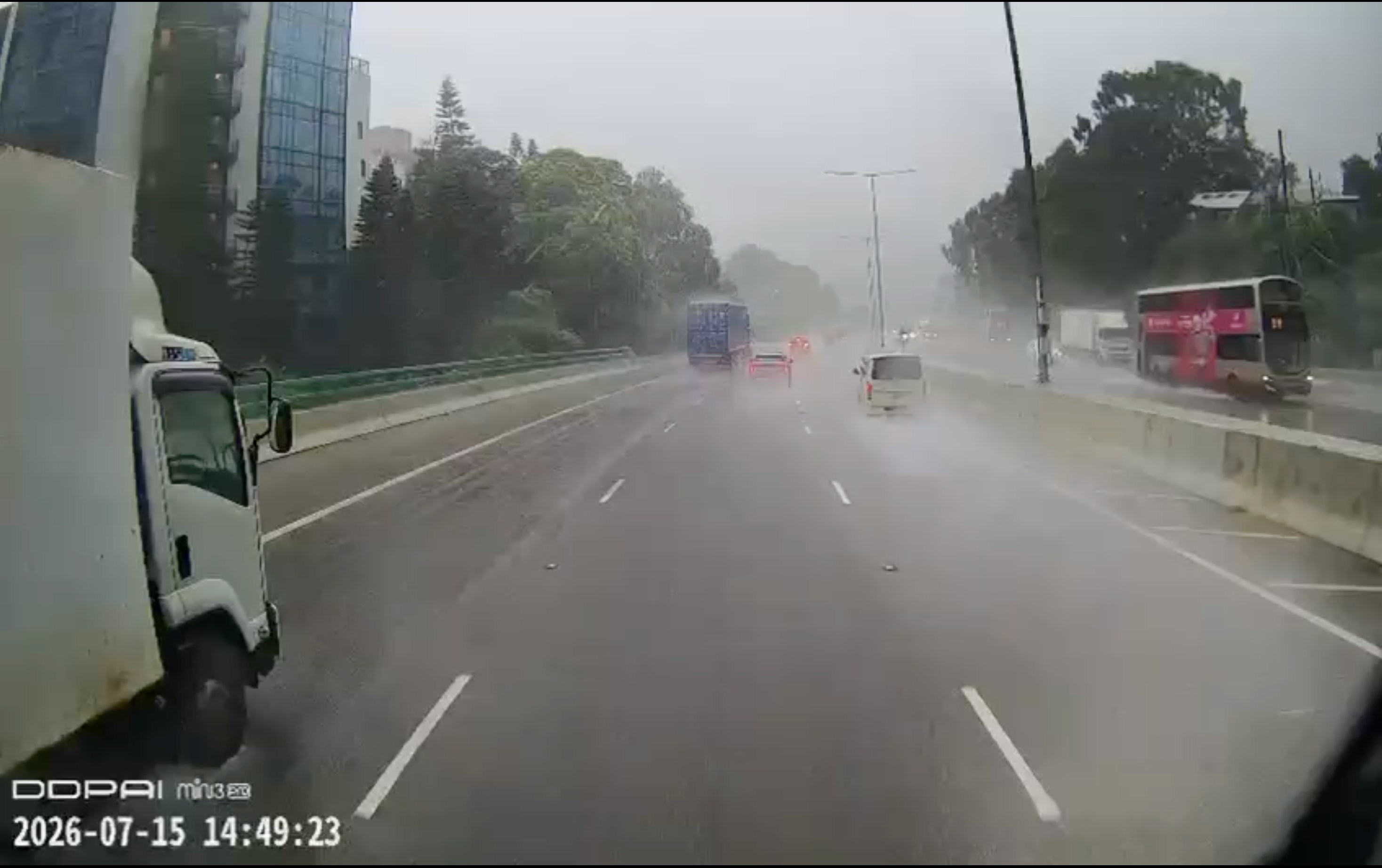 屯门公路车祸现场画面,当时正下着大雨,能见度较低