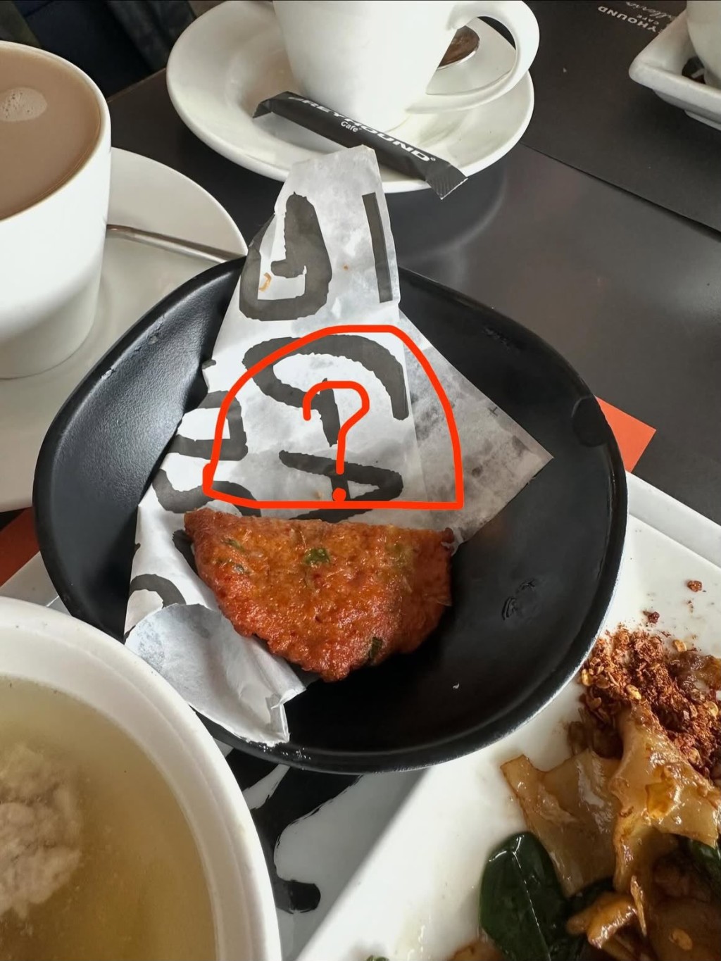 任达华在餐厅调皮偷吃粉丝鱼饼