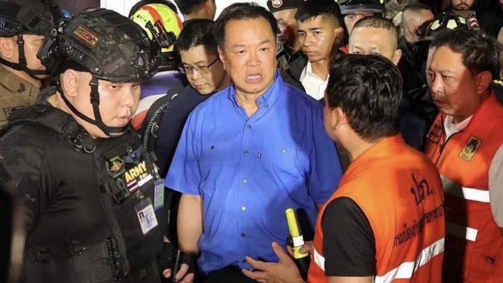 奇塔蓬(左)冒充官员混入总理视察核心圈