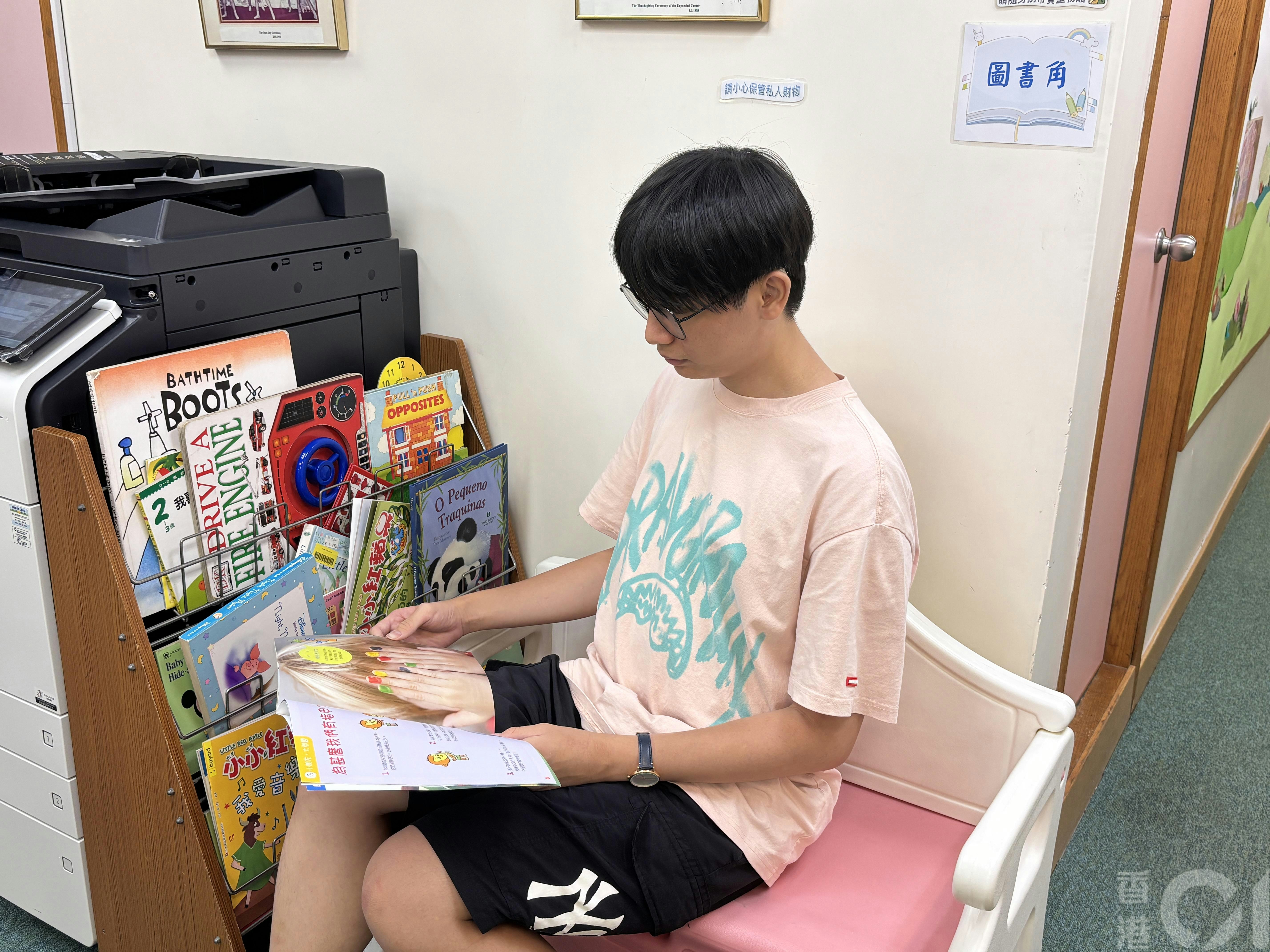 谭日桁不断寻找方法克服听障带来的学习困难