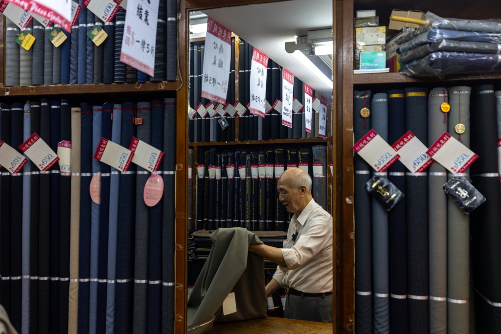 83岁布贩陈申在『利来呢绒行』店内贴出『痛心结业』告示