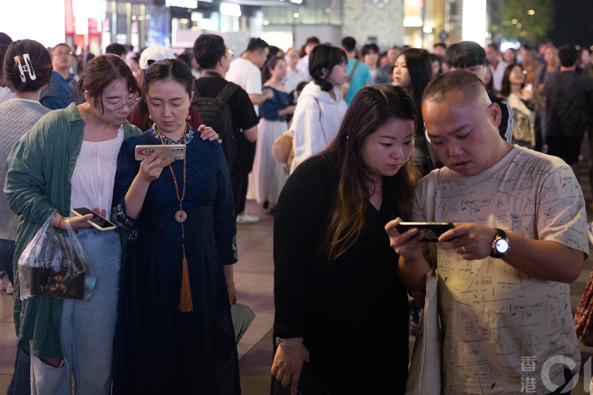 市民通过智能手机观看亚运开幕直播