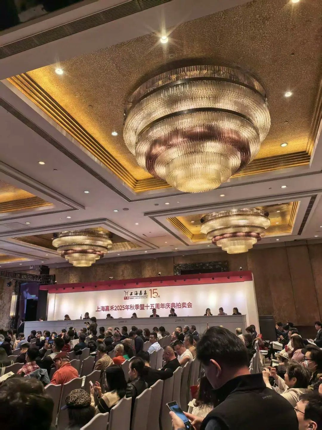 拍卖会现场，涉案人员利用专业身份实施诈骗