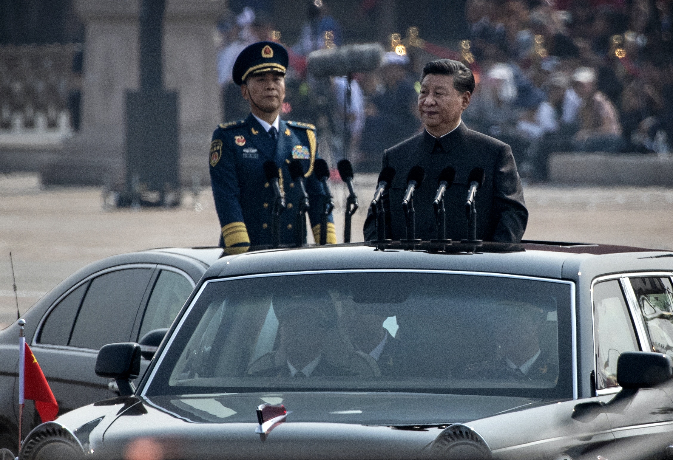2019年10月1日，国庆阅兵，国家主席习近平检阅了部队，并发表讲话说，没有任何力量能够阻挡中国人民和中华民族的前进步伐。图为习近平在天安门广场举行的庆祝中华人民共和国成立70周年阅兵式上检阅部队。（Getty Images）