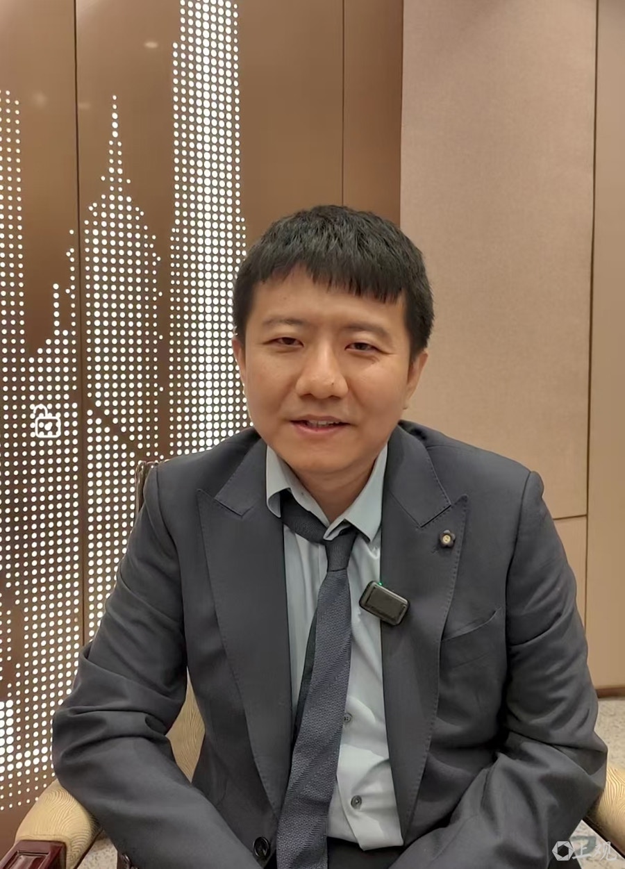 邓煜接受媒体采访