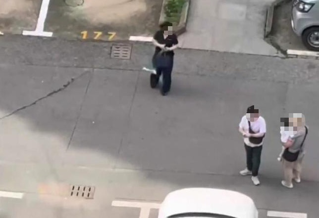 路人观望并报警，但无人敢靠近施救