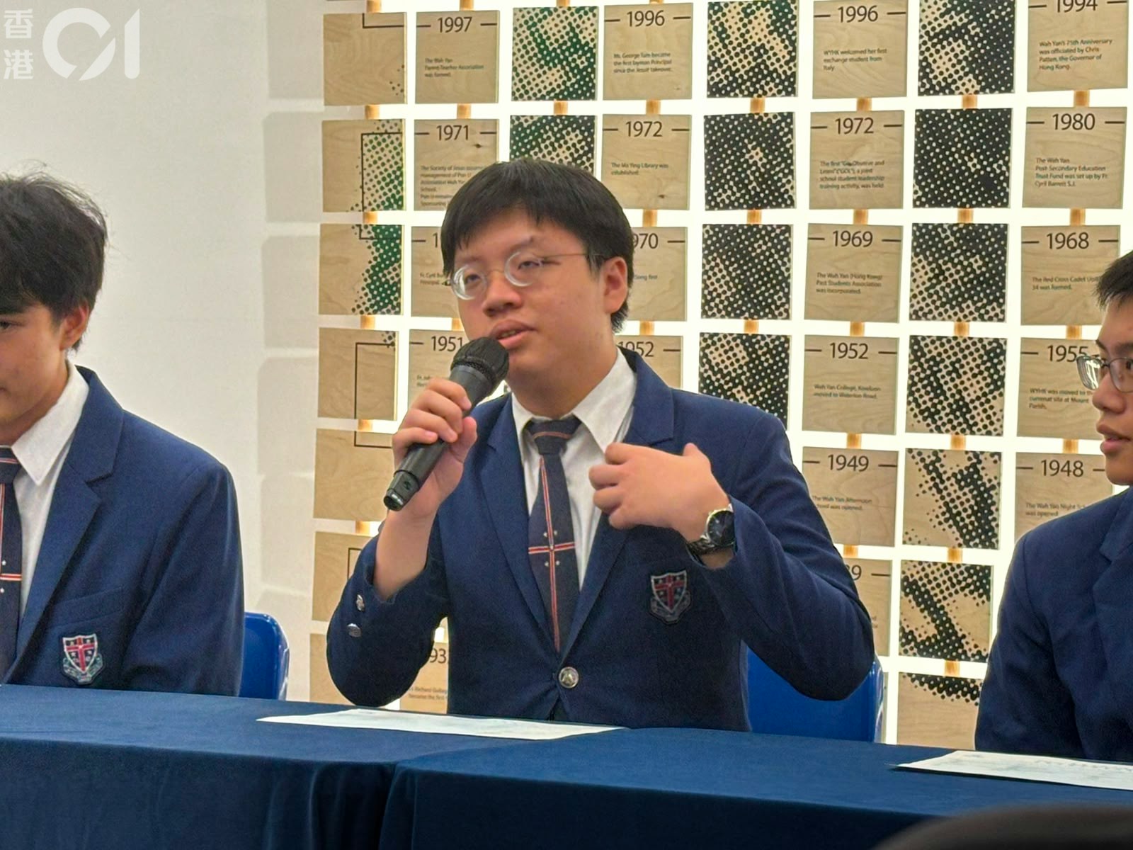 郑子弦与校长陈伟伦合影