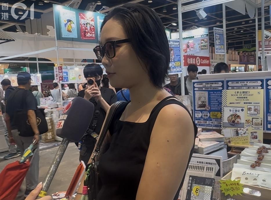 书展常客林小姐正在挑选卫斯理小说