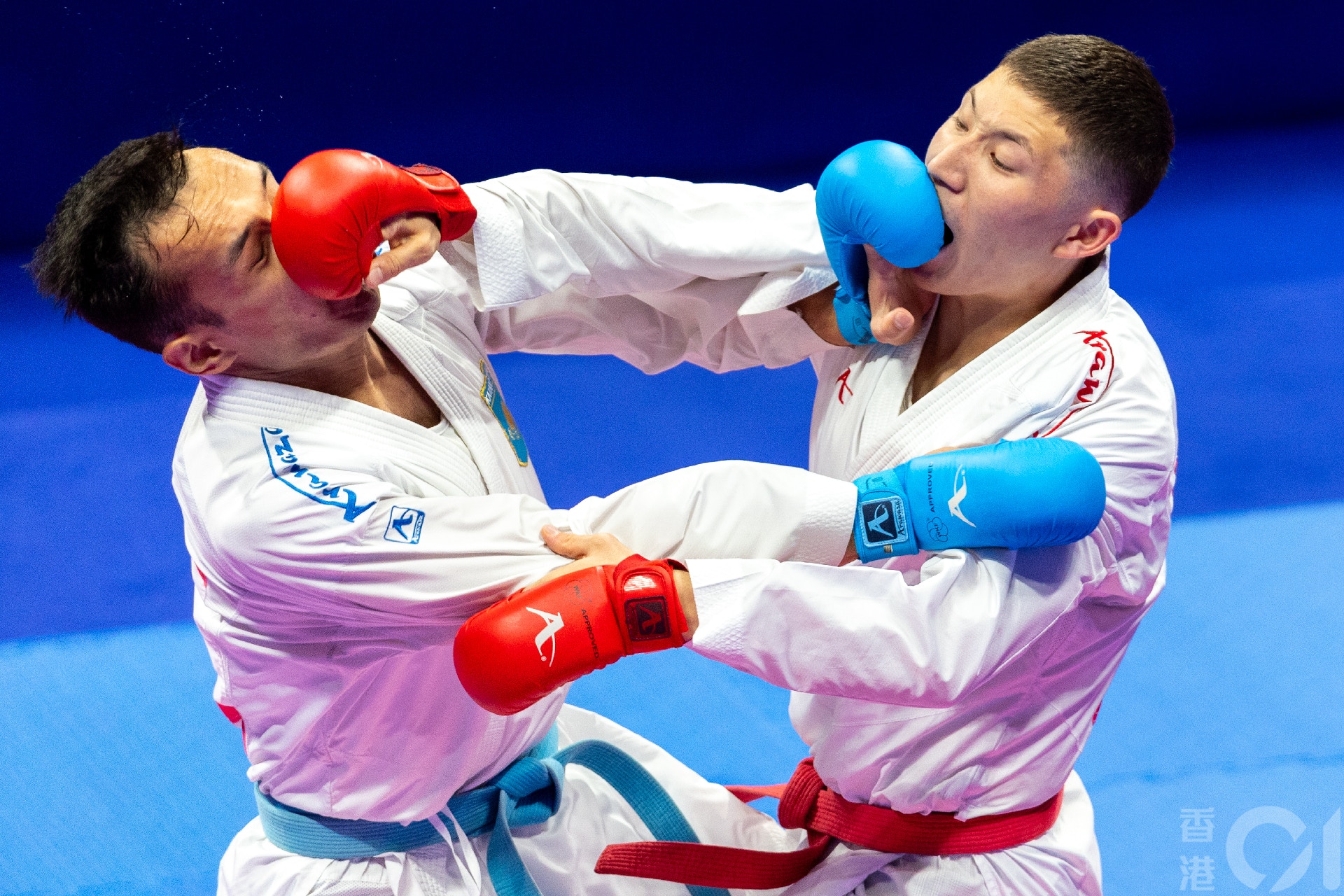 空手道对打比赛，双方选手同时出拳。