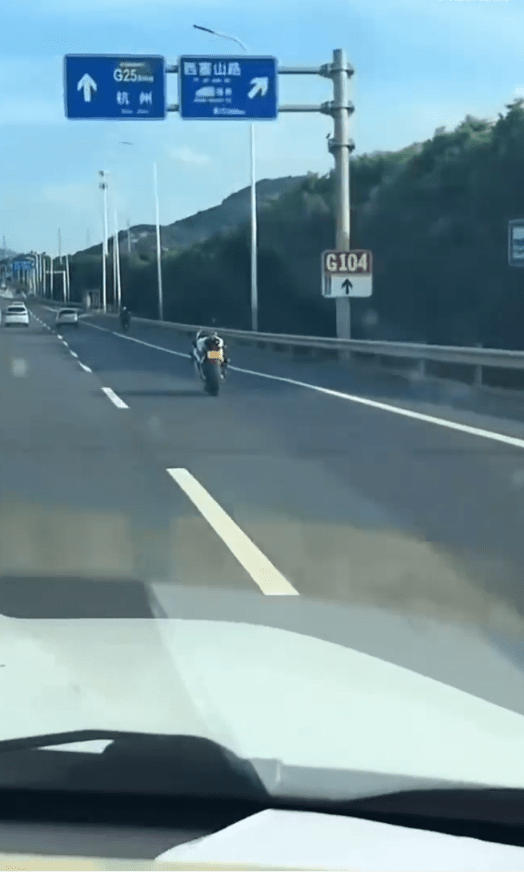 电单车撞击护栏瞬间