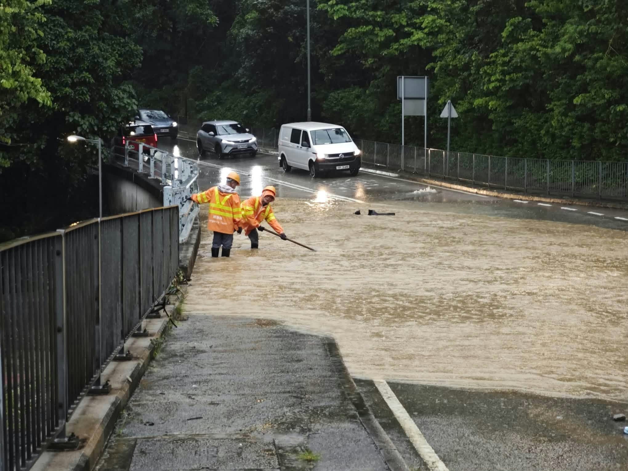 暴雨警告｜渠务署紧急处理240处水浸 荃湾元朗成重灾区