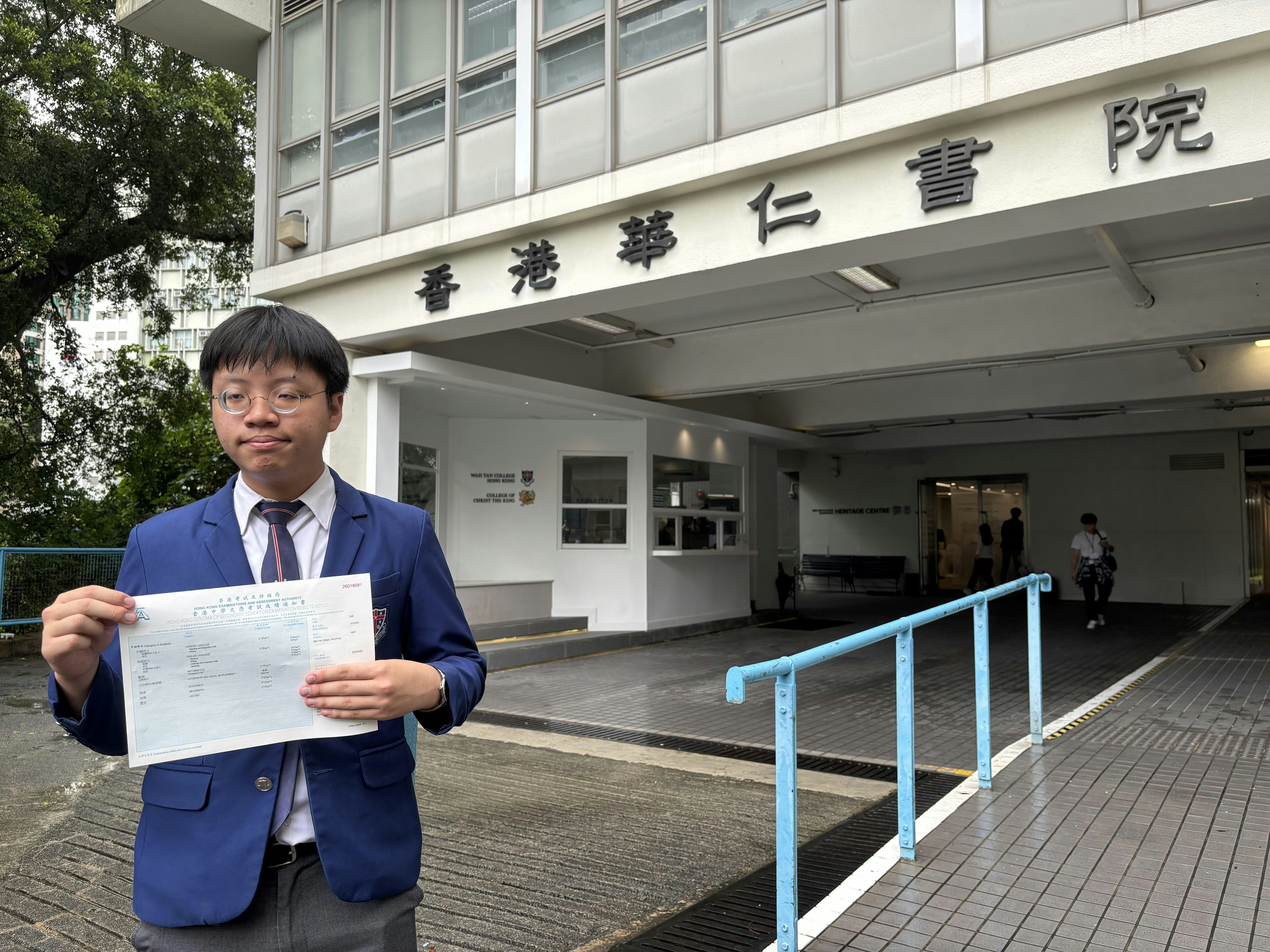 郑子弦在校内专注学习