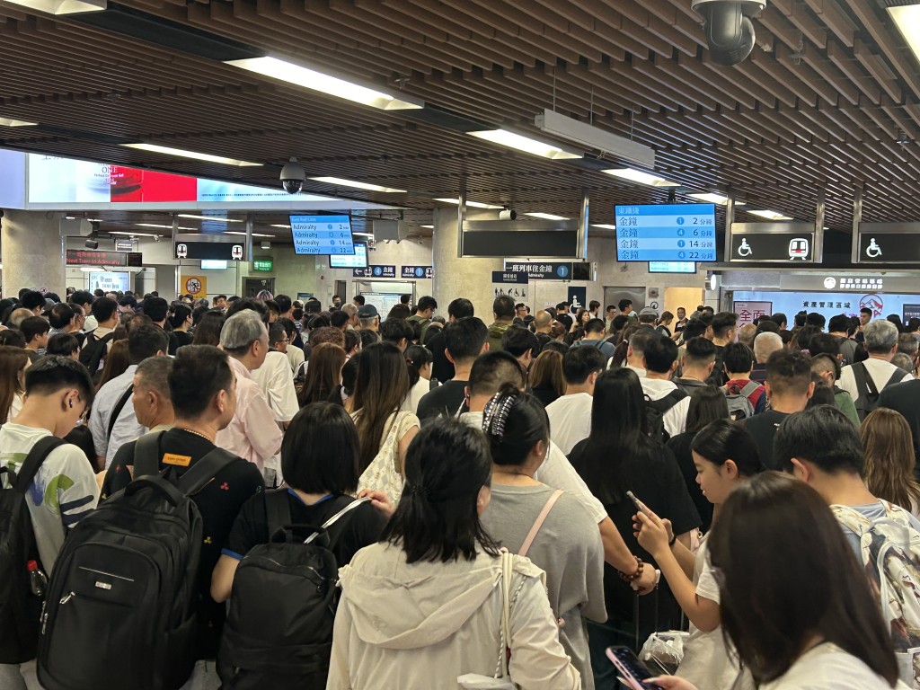 节假日口岸日均客流超20万人次
