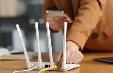 黑客使用AI技术分析网络流量示意图