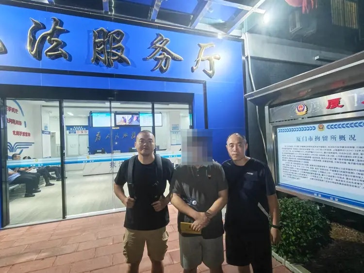 犯罪嫌疑人周某被抓获现场