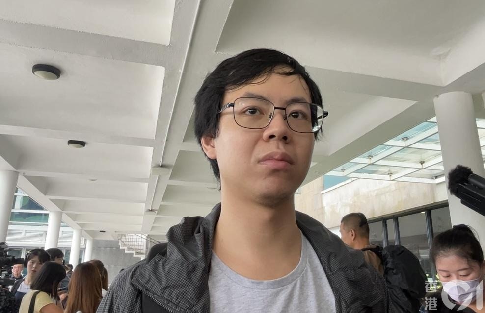 宏盛阁居民梁浩轩在听证会上批评政府监管不力