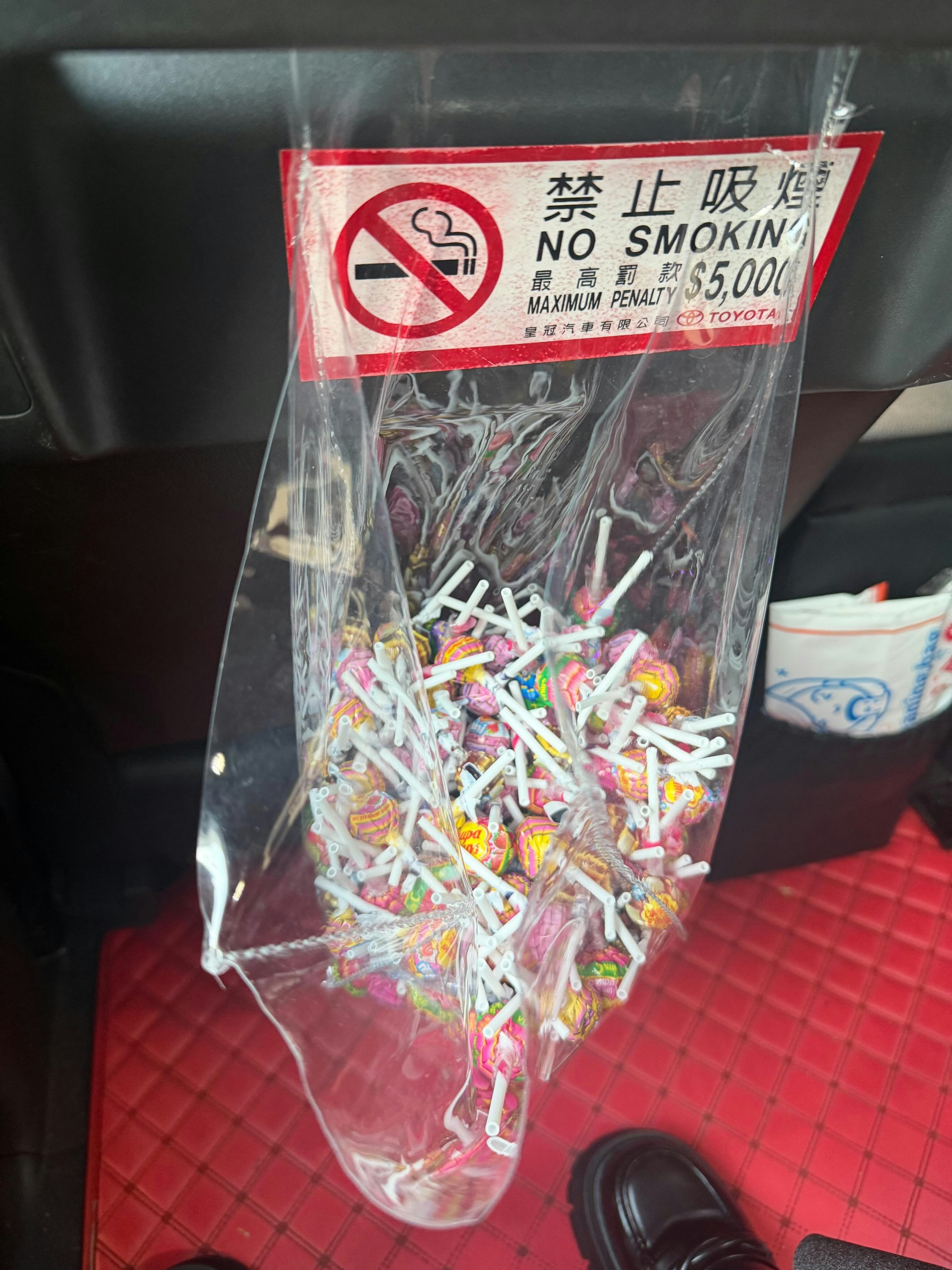 的士后座放置的珍宝糖袋