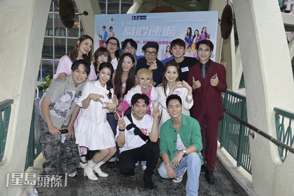 《爱回家》演员们雨中与粉丝热情互动