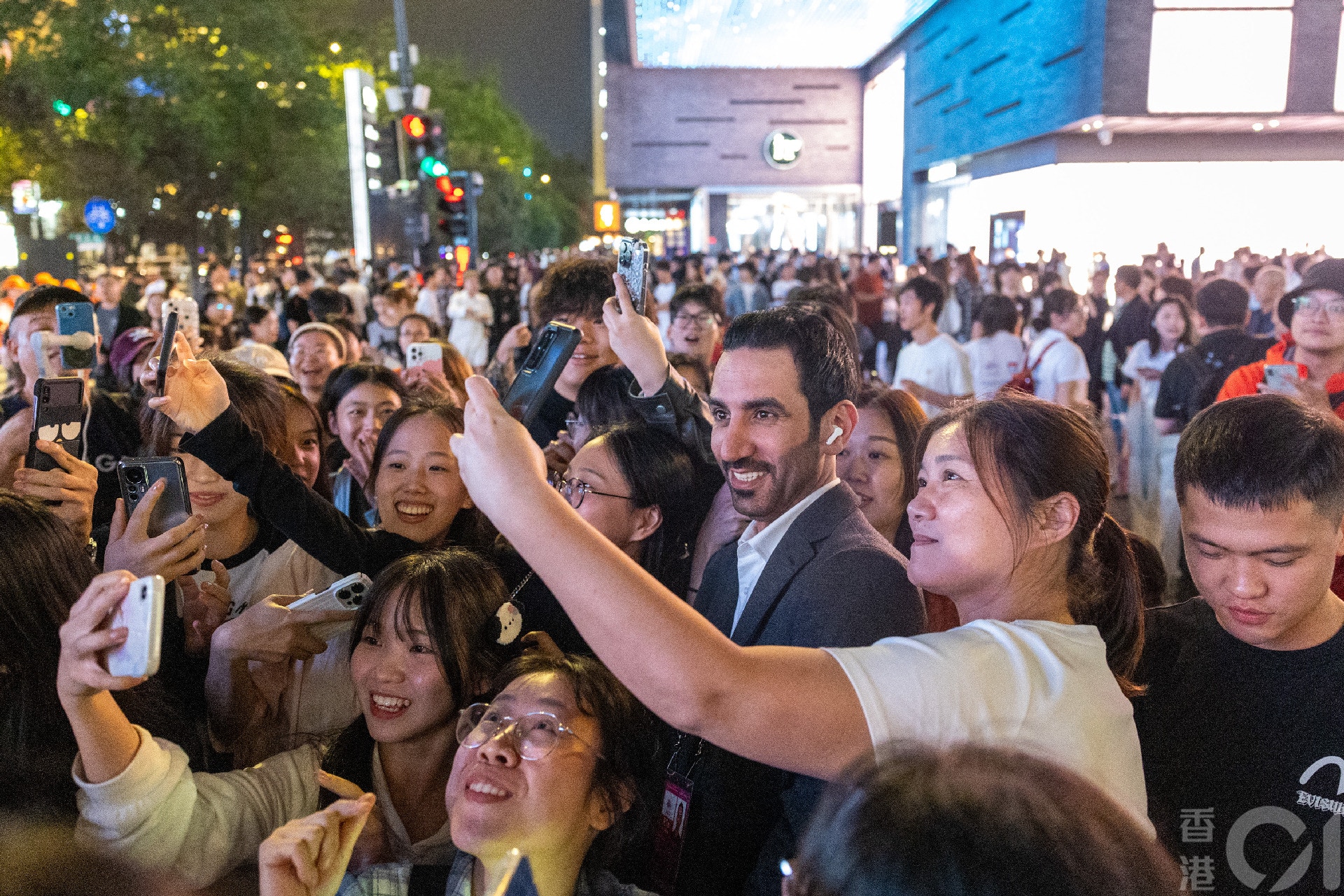 市民与外国友人合影留念