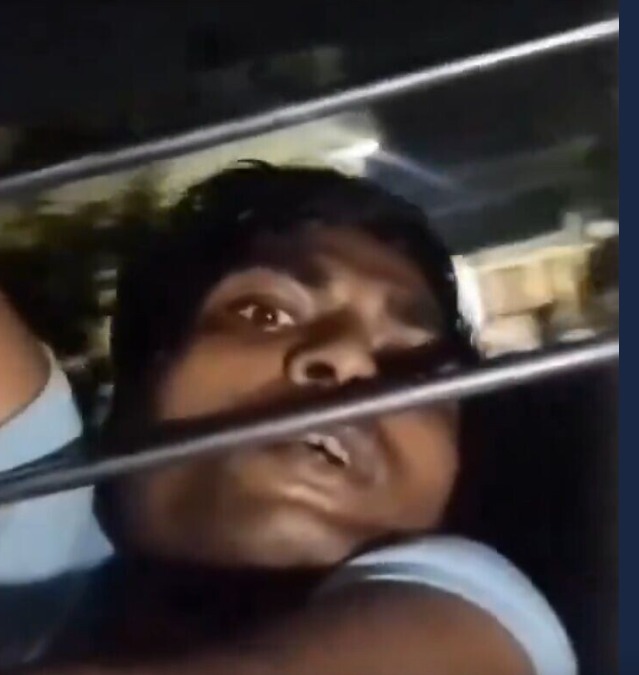 男子悬挂列车外求饶的瞬间
