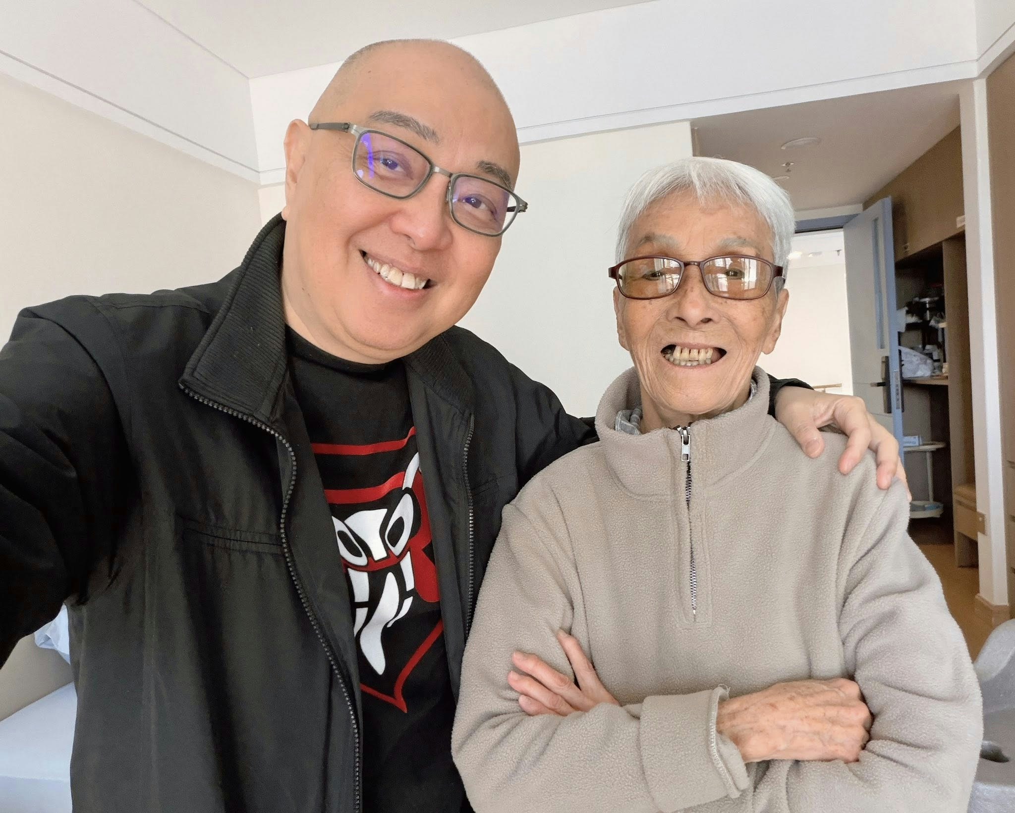 梁爱晚年入住老人院。
