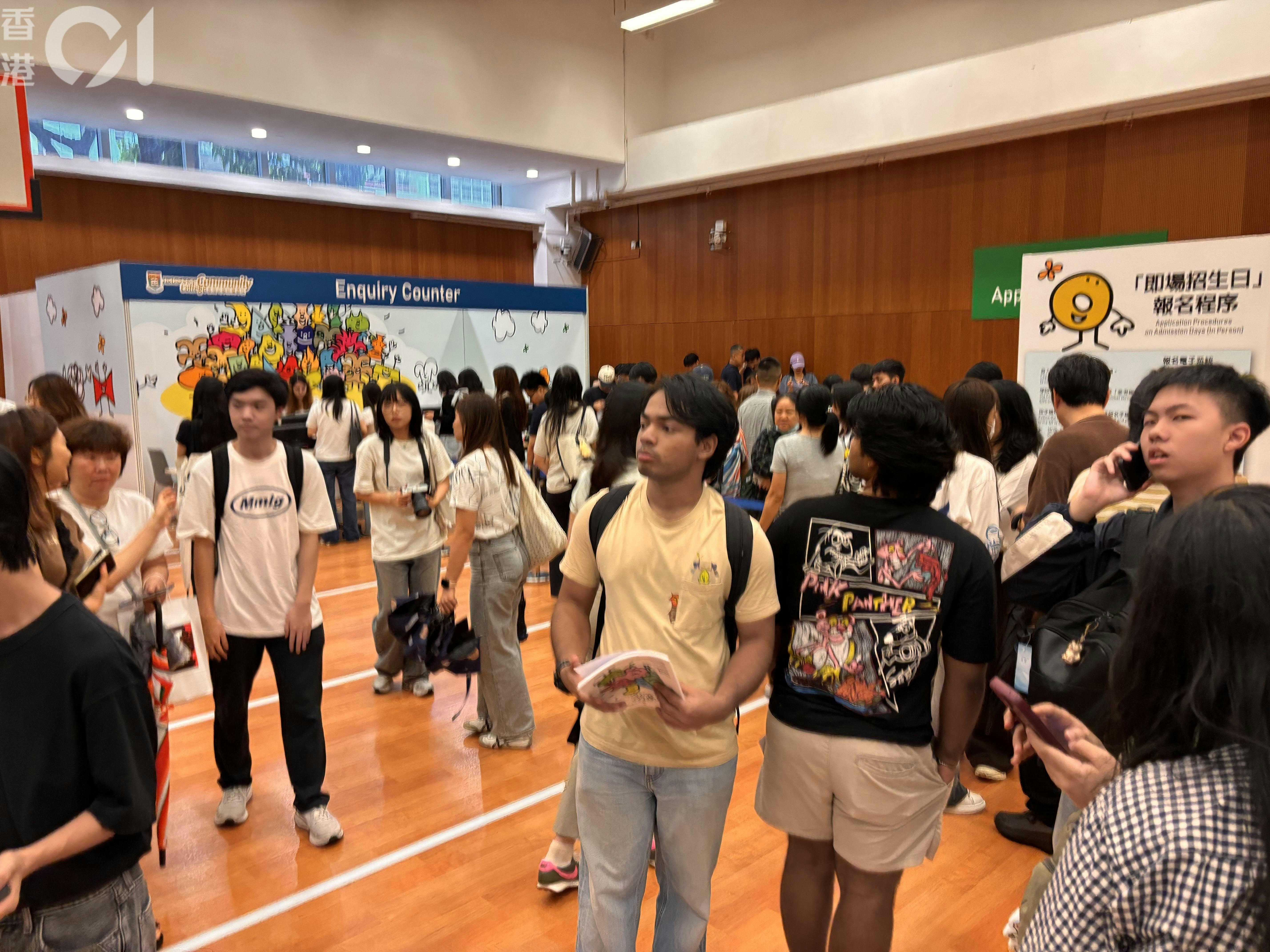 考生与家长在课程展板前热烈讨论