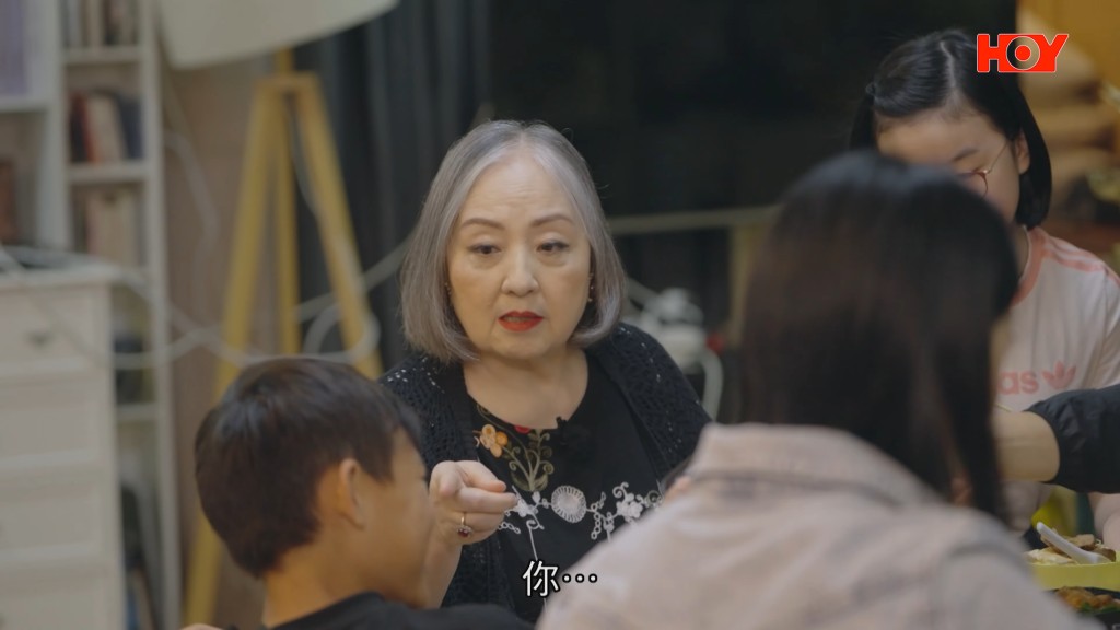 卢宛茵与孙辈互动