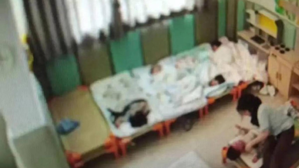 上海16个月幼儿遭托儿园老师强制压制｜涉事教师仅被警告引争议