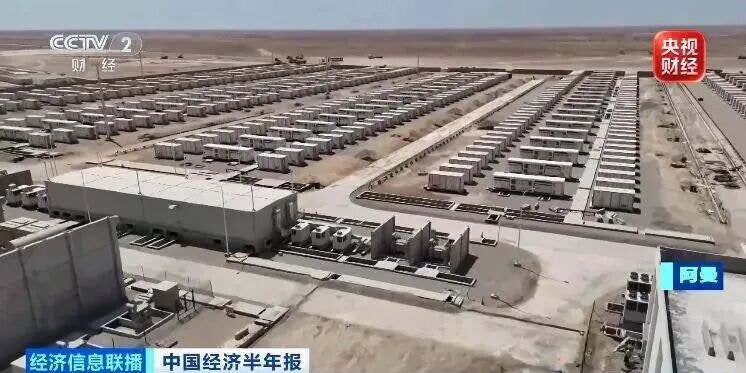技术人员在青岛工厂进行预制舱变电站模块测试