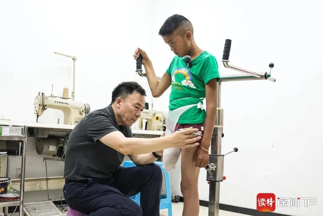 阿培进行义肢适应性训练