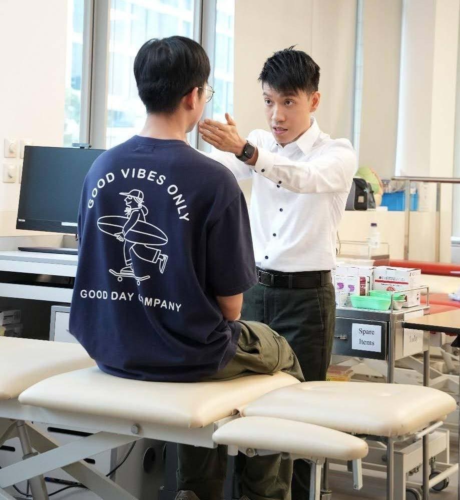 物理治疗师Alvin正在为患者进行康复评估