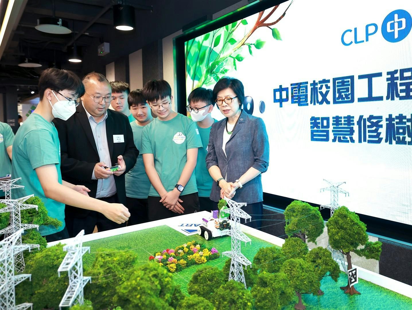 参赛嘉宾操作机械臂进行模拟修树演示