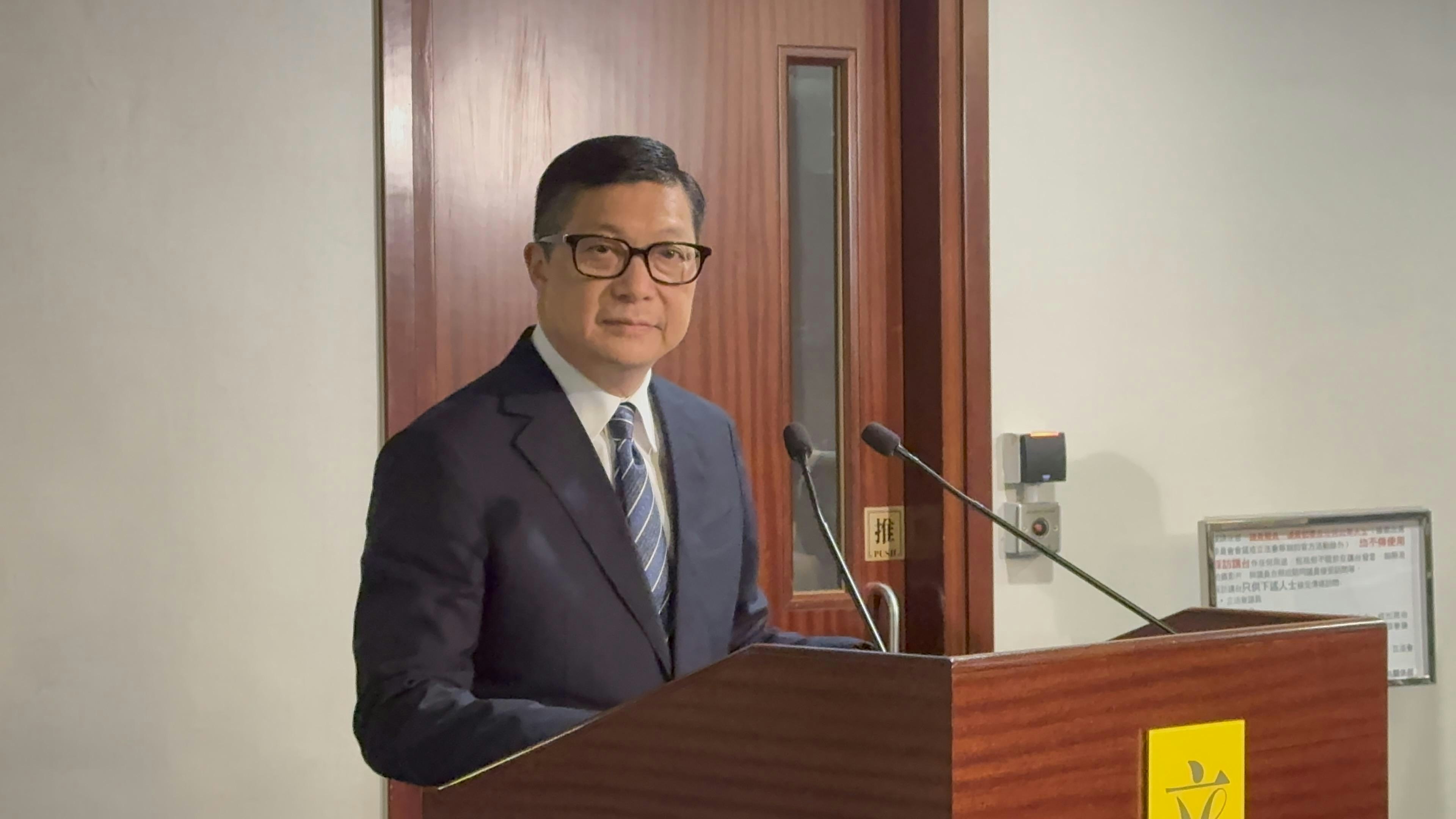 保安局局长邓炳强就书店涉嫌违反国安条例案件作出回应