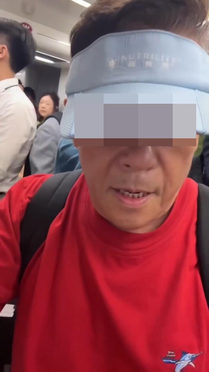 涉事老伯最终离开车厢