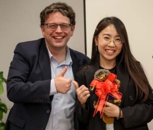 毕业生Tinnie与LSE教授Dr James Abdey的合影，展现课程国际学术网络