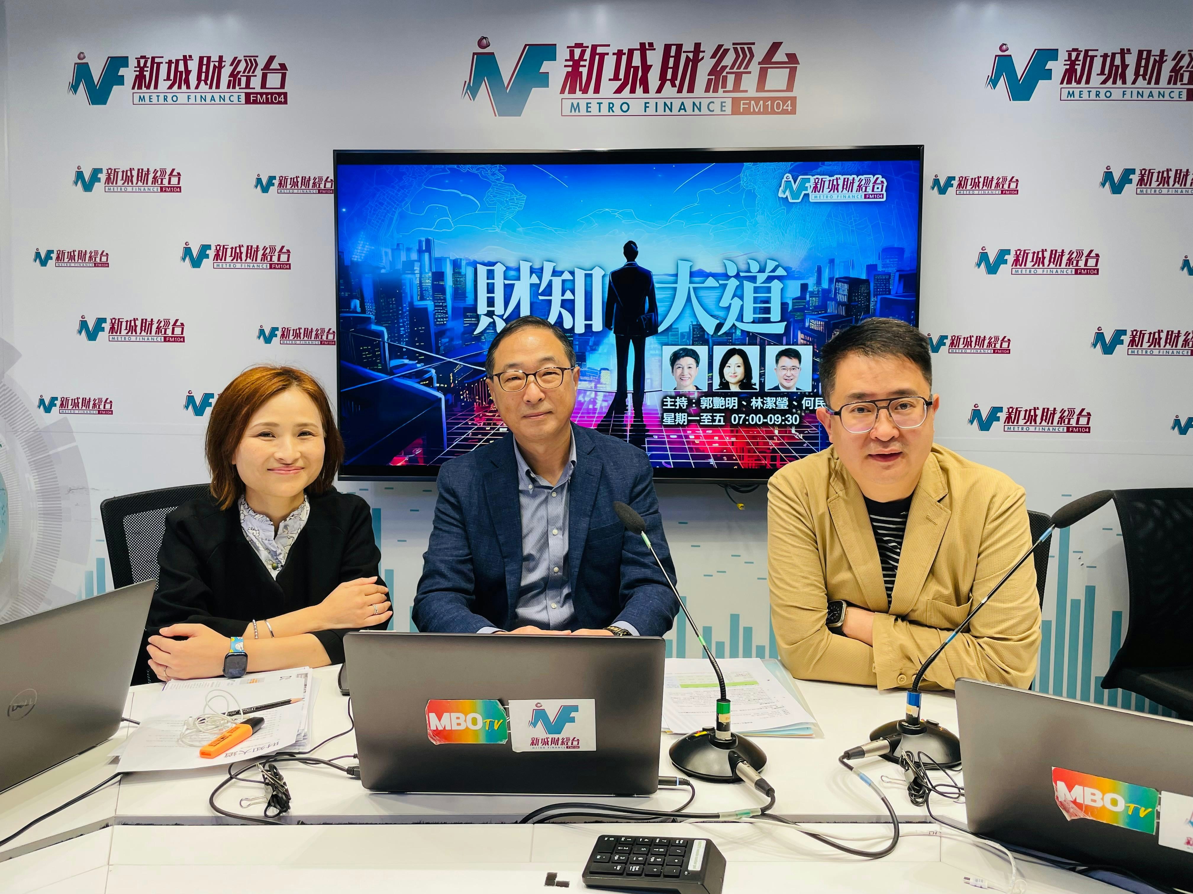 考评局秘书长魏向东接受电台访问