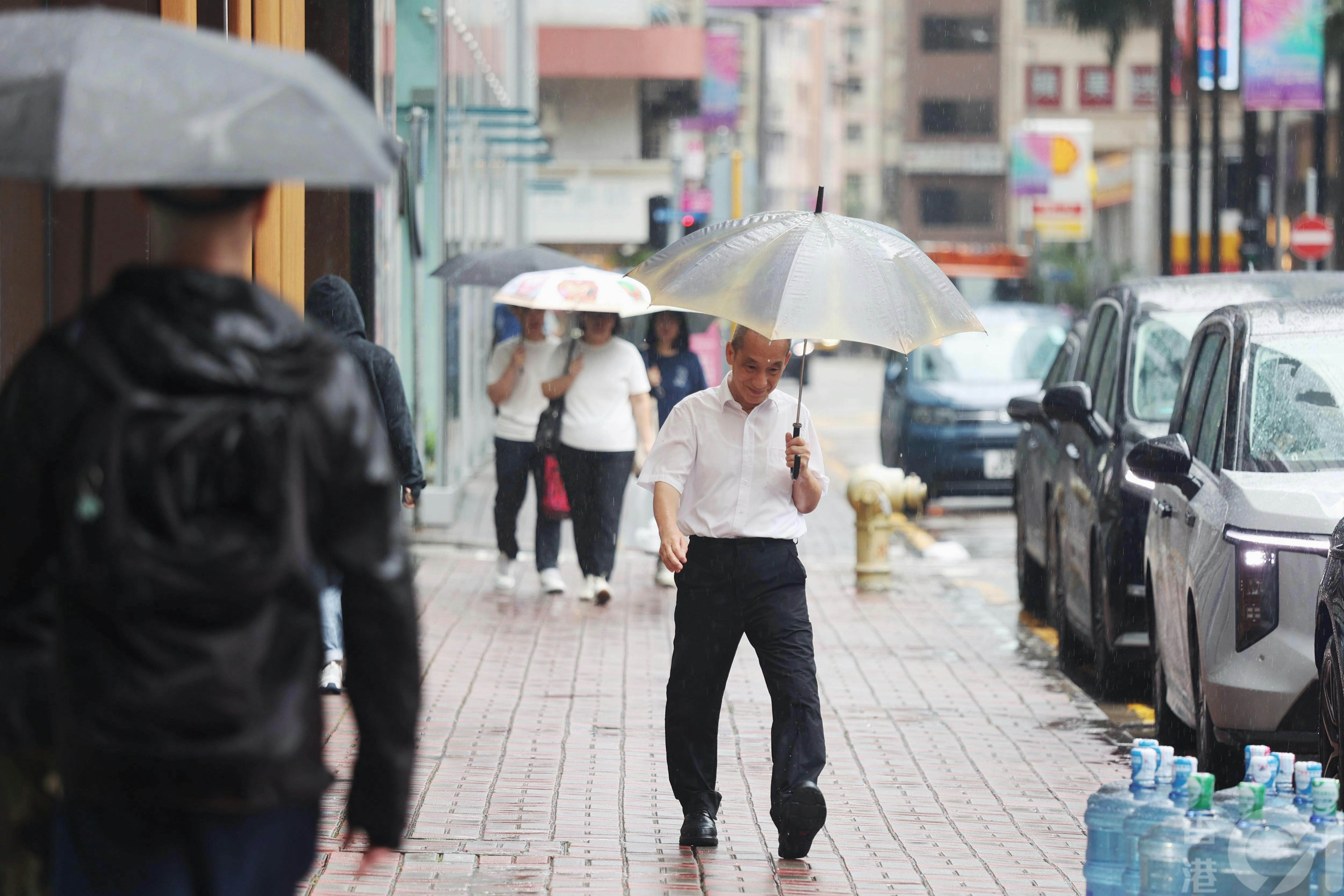 市民撑伞避雨场景
